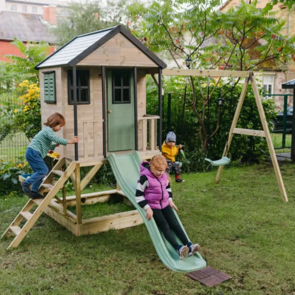 Детска дървена площадка с пързалка и люлки за активна игра в двор в естествен и зелен цвят