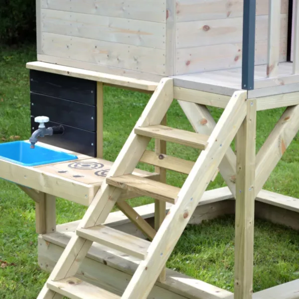 Детска дървена площадка със стълби и кухненски модул с мивка за ролеви игри на открито