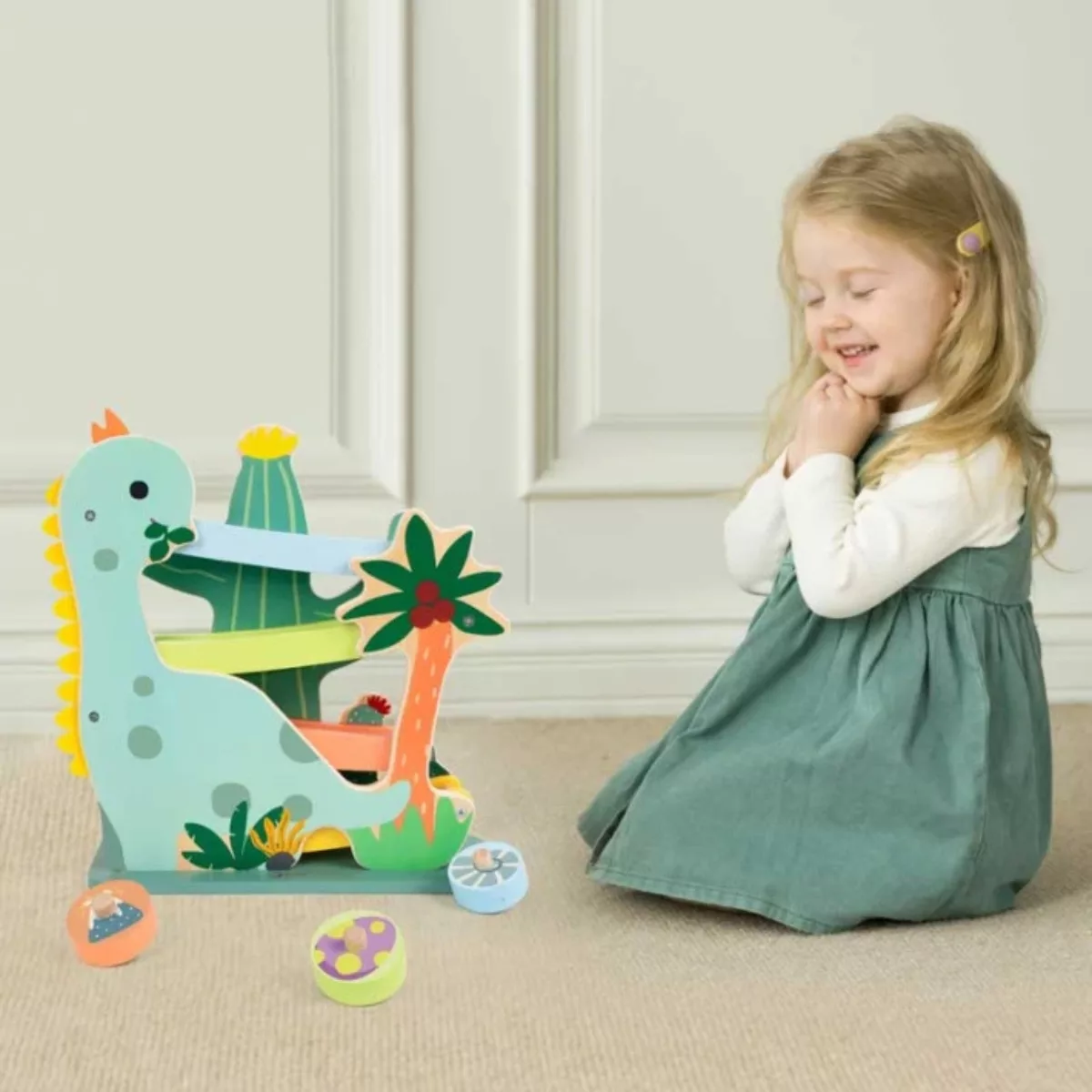 Дървена пързалка динозавър за деца с топчета и рампи в зелено за игра у дома