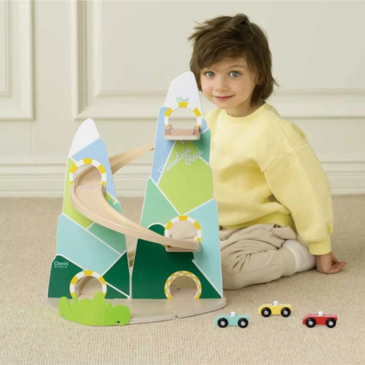 Дървена състезателна писта Планинско рали с колички и рампи за игра в стая за деца