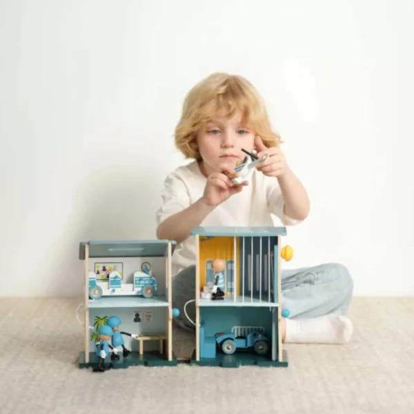 Дървена полицейска станция с дете играещо с коли и хеликоптер за деца 3+