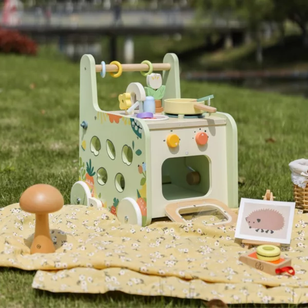 Дървена проходилка 2 в 1 с кухня и активности в зелен цвят Classic World за деца 1+