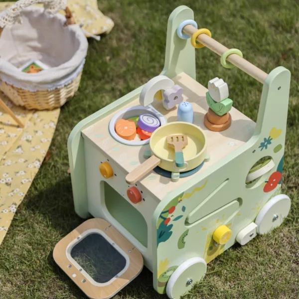 Дървена проходилка с кухня и аксесоари тиган мивка и играчки в пастелен зелен цвят