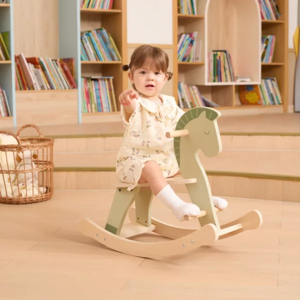 Дървено конче за люлеене PolarB с дете яздещо и развиващо баланс у дома