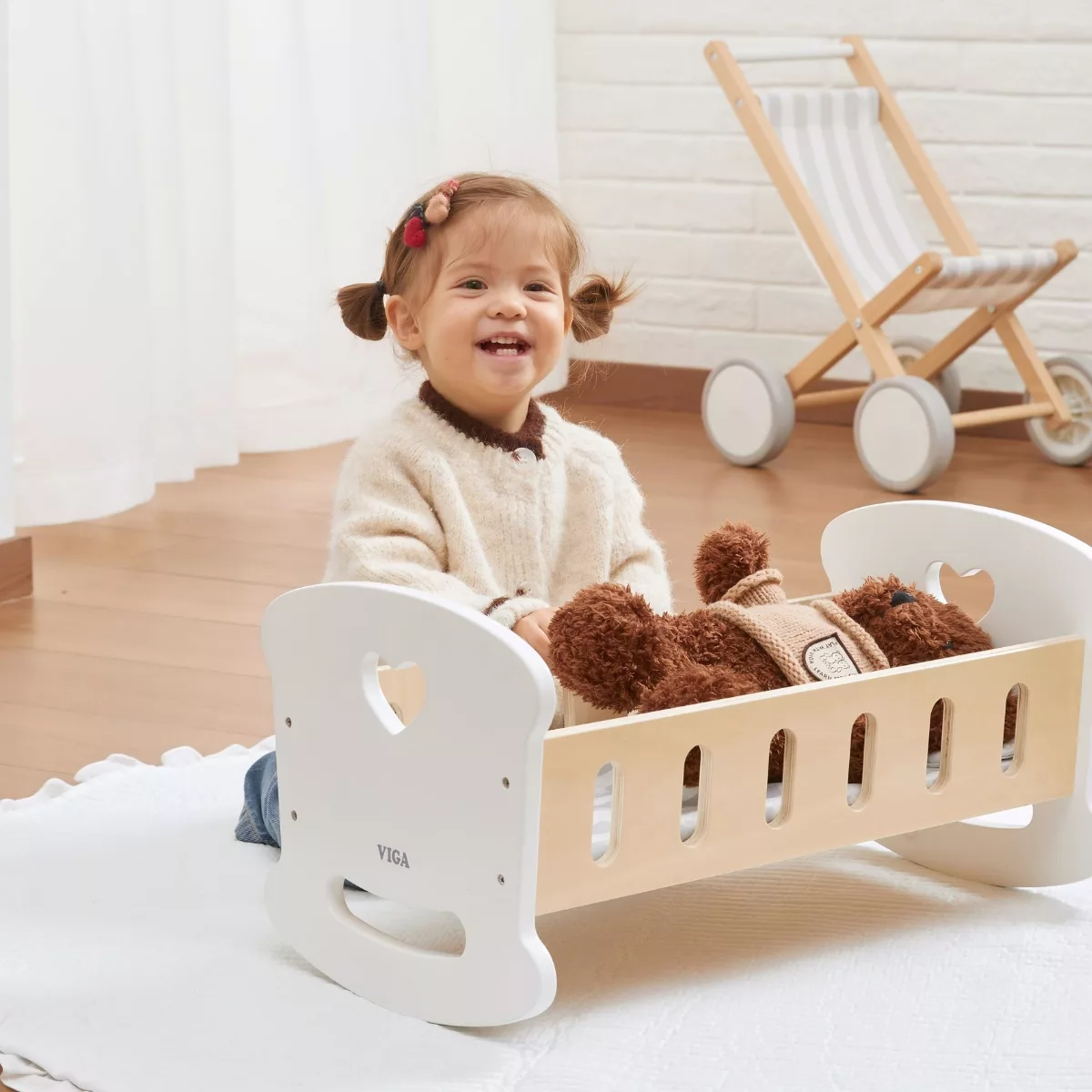 Дървено легло люлка за кукли със сърце, създадено за нежна игра. Подпомага въображението и грижата към другите. Изработено от устойчиво дърво, за деца 36+ месеца.