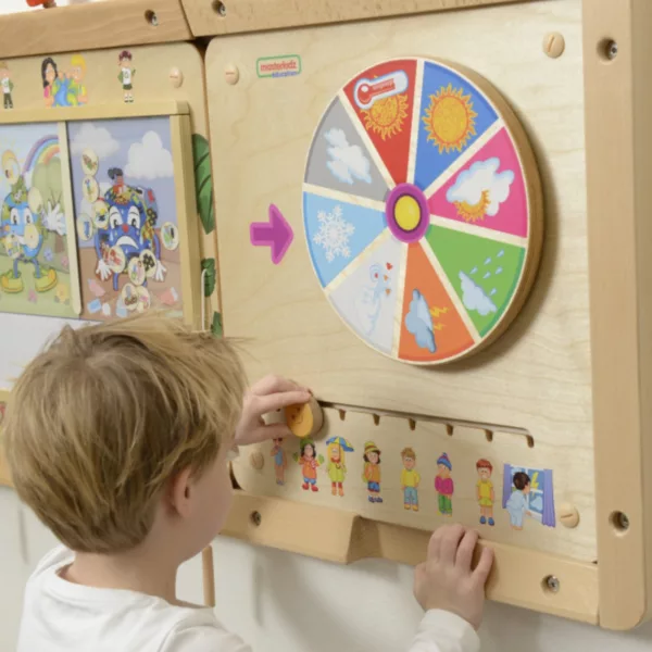 Дете играе с Монтесори дъска за времето Masterkidz със сезони и навици дървена игра 3+