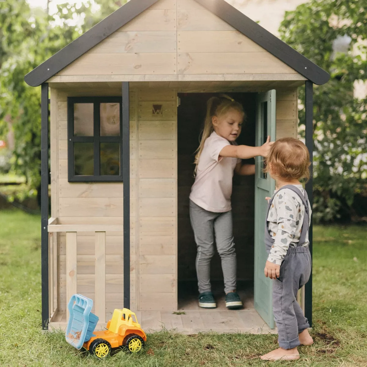 Детска дървена къща за двор с отваряема врата и игра на деца Adventure Cottage Wendi