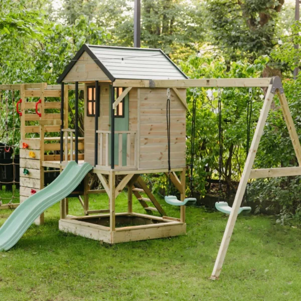 Детска дървена площадка с къщичка, пързалка и двойна люлка в зелен цвят за двор