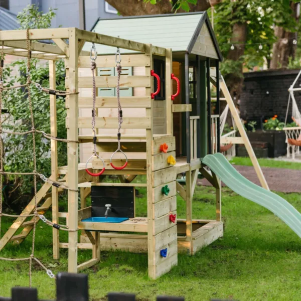 Детска дървена площадка с кухня, катерушка и въжена стена за активна игра в двор