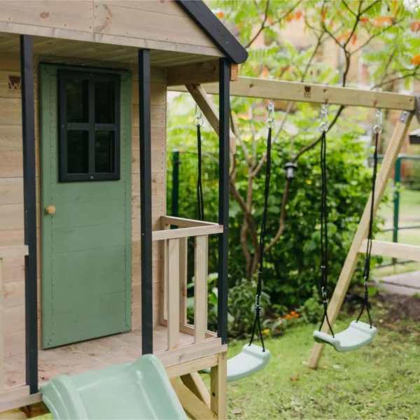 Детска дървена площадка къщичка с пързалка и двойна люлка в естествен дървен цвят