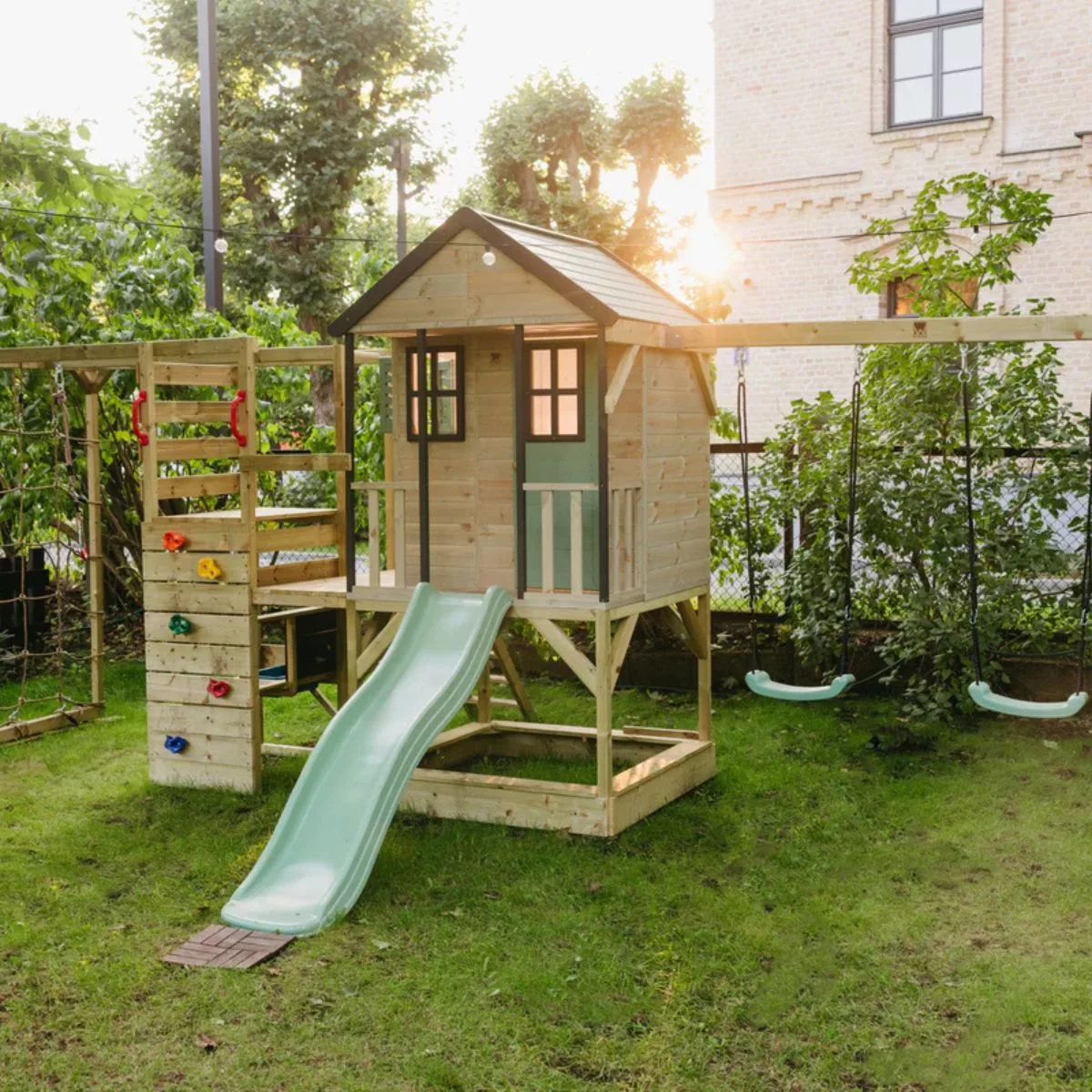 Детска дървена площадка с къщичка, пързалка и двойна люлка в естествен дървен и зелен цвят