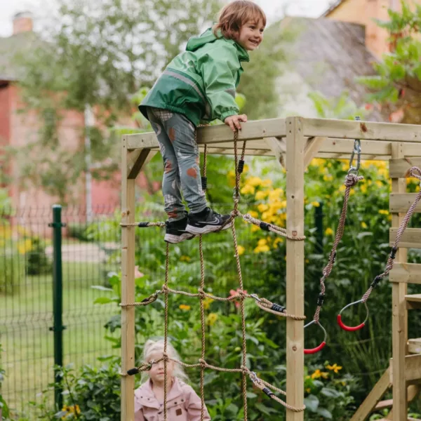 Детска дървена площадка с катерушка от въжета и къщичка за активна игра на открито за деца 3+