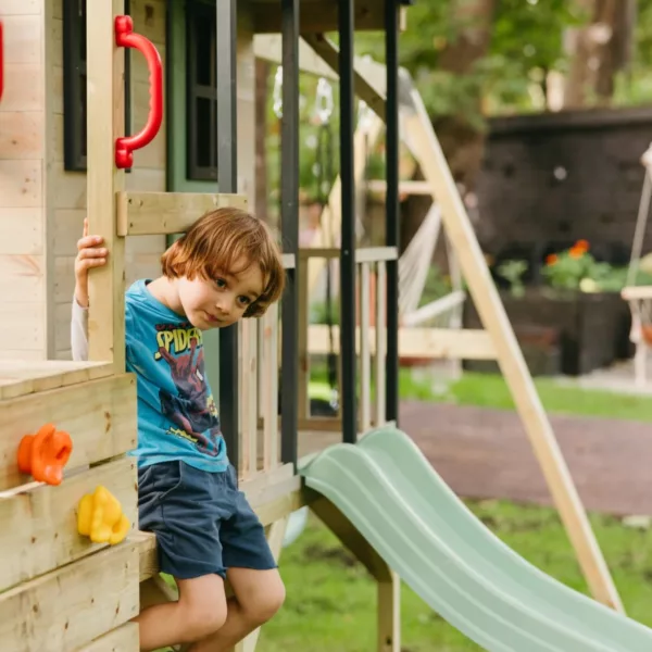 Деца играят на детска дървена площадка с катерушка и кухня за активна игра на открито