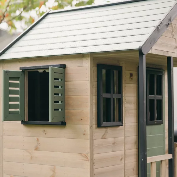 Детска дървена къщичка с прозорци и врата в зелен цвят към площадка за игра за деца