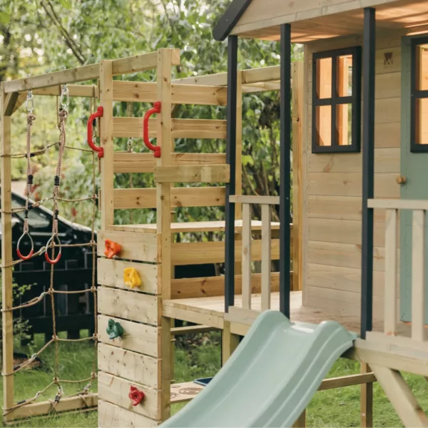 Детска дървена площадка с пързалка, катерушка и платформа в естествен дървен цвят за двор