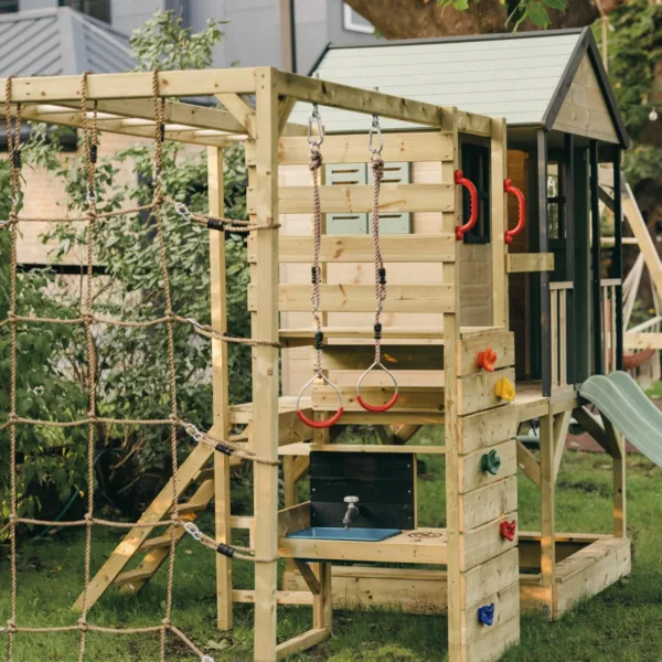 Детска дървена площадка с вградена кухня и мивка за ролеви игри на открито за деца