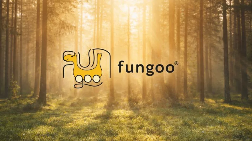 Детски площадки Fungoo бранд лого на фон природа за качествени дървени съоръжения за игра