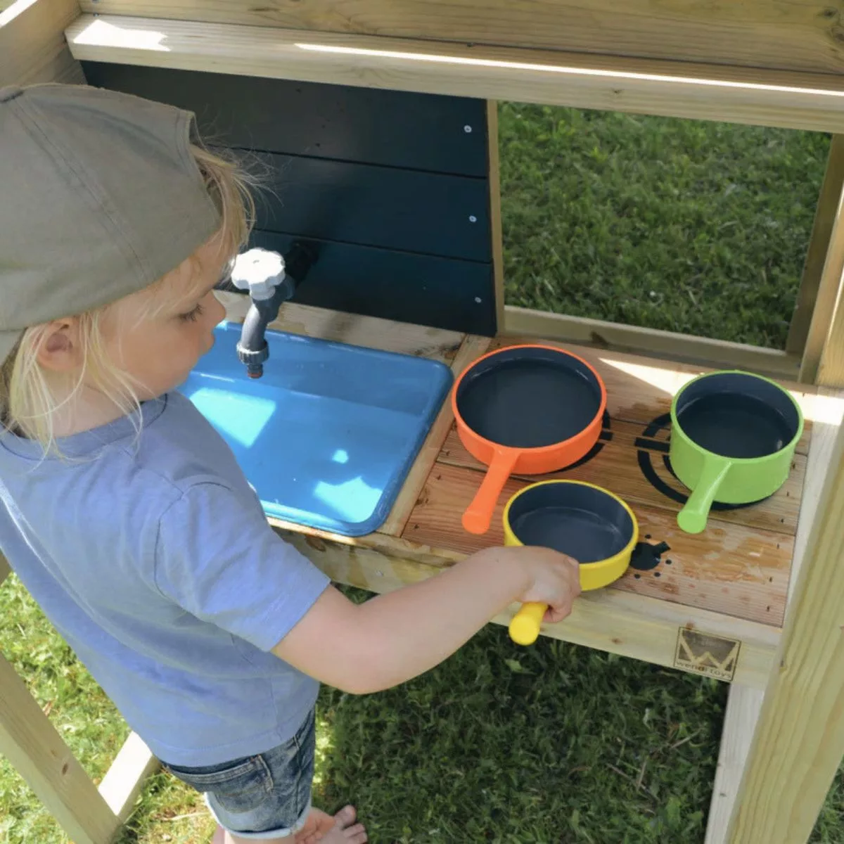 Детска дървена кухня с мивка към площадка Wendi за игра с вода и съдове