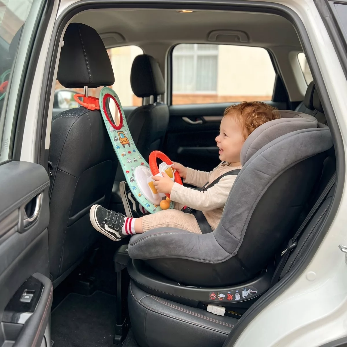 Бебе играе с интерактивен волан за кола със звуци и огледало Jolly