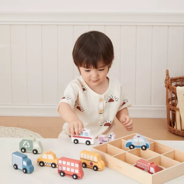 Дете играе с дървени колички PolarB комплект превозни средства с кутия