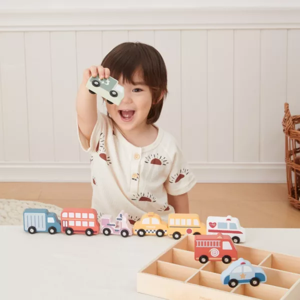 Дете показва дървена количка PolarB превозно средство за игра и забавление