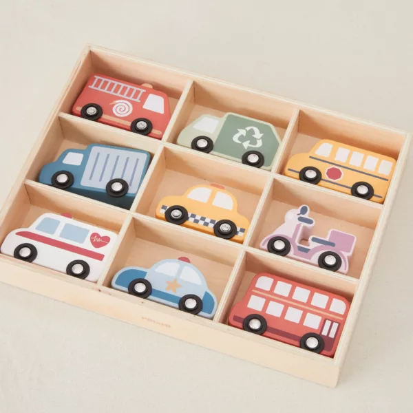 Дървени колички PolarB подредени в кутия с отделения превозни средства