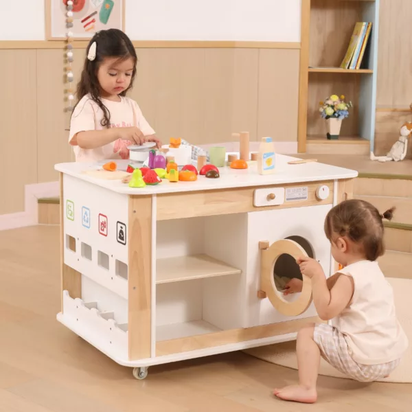 Дете играе с пералня и кухня Viga Toys Монтесори център за житейски умения