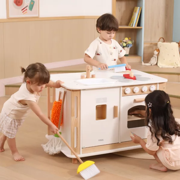 Дървени аксесоари кухня и почистване Viga Toys с препарати и карти за игра