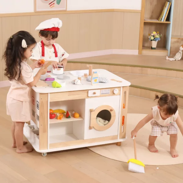 Деца готвят на дървена кухня Viga Toys Монтесори център с аксесоари