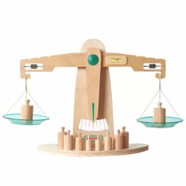 Монтесори дървена везна с тежести Masterkidz образователна игра за баланс и математика деца 3+