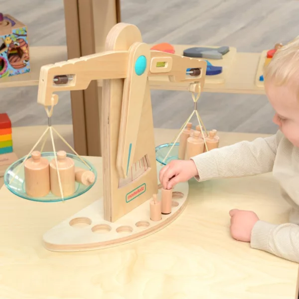 Монтесори дървена везна Masterkidz с тежести игра за измерване и сравняване деца 3+