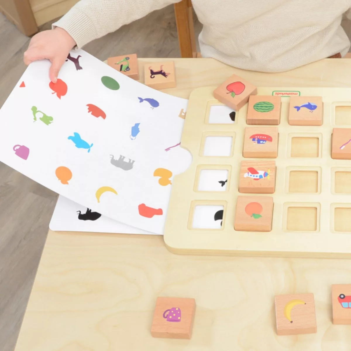 Монтесори игра за сенки Masterkidz дървена образователна дъска за съчетаване на форми деца 3+