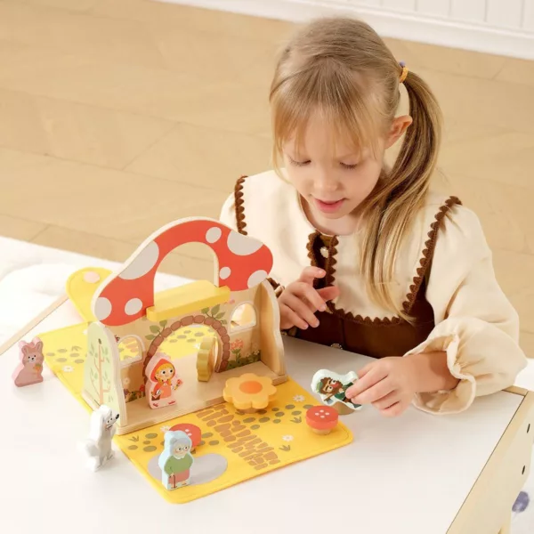 Момиче играе с дървени фигури Червената шапчица Tooky Toy и приказна къщичка