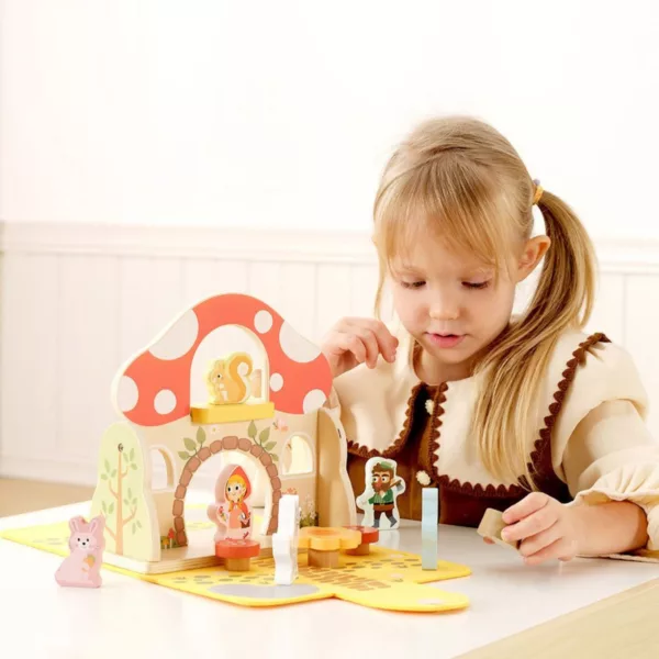 Момиченце играе с дървена приказна игра Червената шапчица Tooky Toy