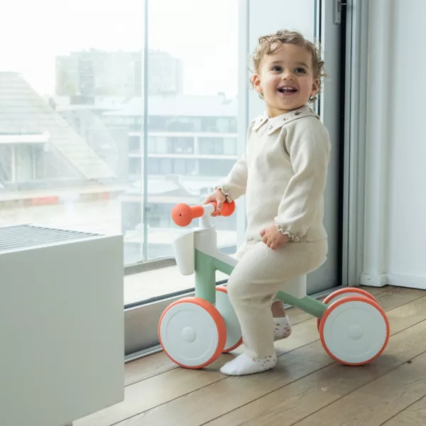 Дете кара ментово розово колело за бутане Chillafish Quadi Racer Breeze Pink