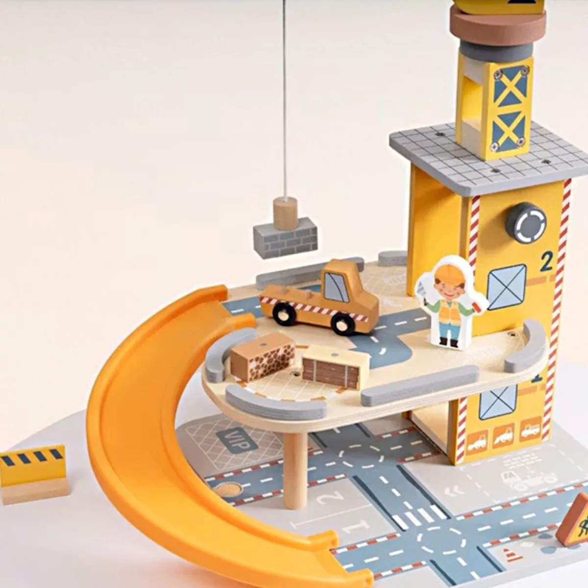 Дървена строителна площадка Tooky Toy с кран, рампа и дървени камиони