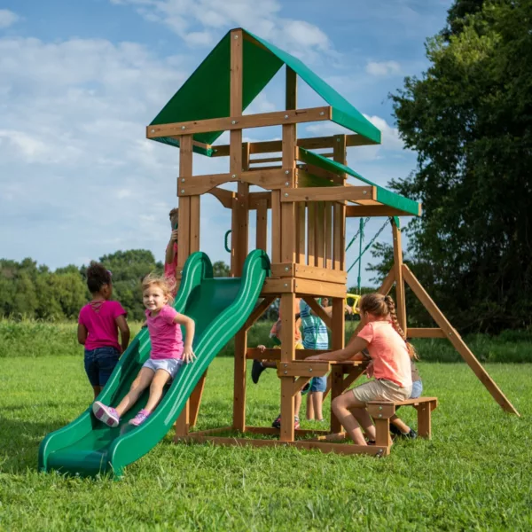 Дете се спуска по пързалка на детска дървена площадка Belmont Backyard Discovery