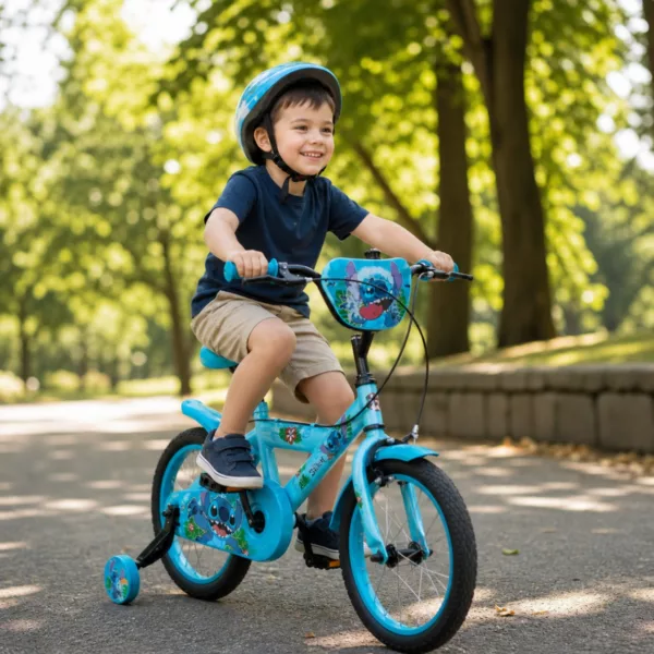 Детски велосипед 14 инча Stitch Huffy с помощни колела каране в парк от дете със син дизайн