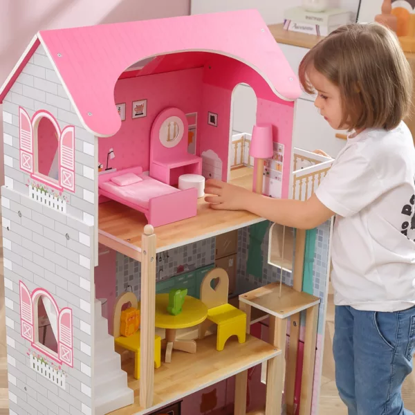 Дете играе с голяма дървена къща за кукли Барби VIGA Toys