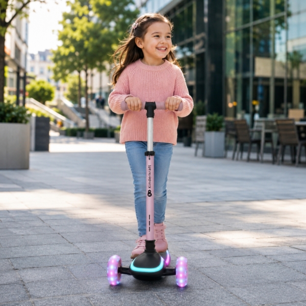 Момиче кара детска тротинетка Kinderkraft RAKET UP PINK със светещи LED колела
