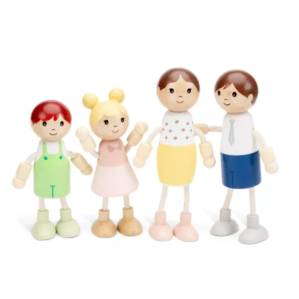 Дървени кукли семейство New Classic Toys с цветни дрехи за ролева игра 3+