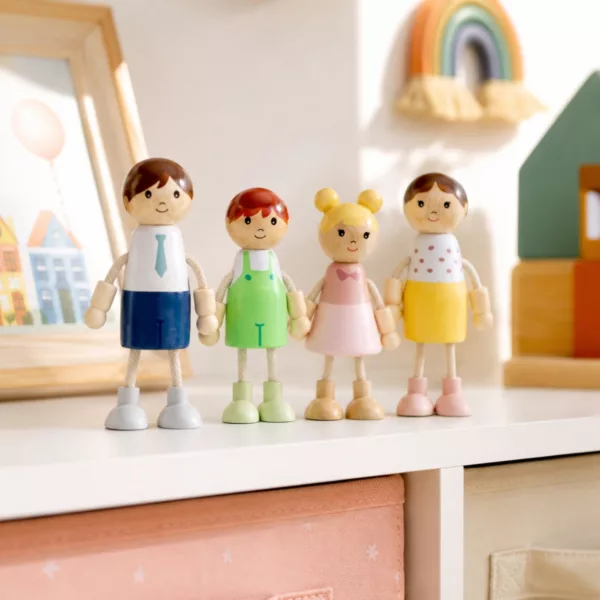 Дървено семейство за къща за кукли New Classic Toys подредено в детска стая 3+