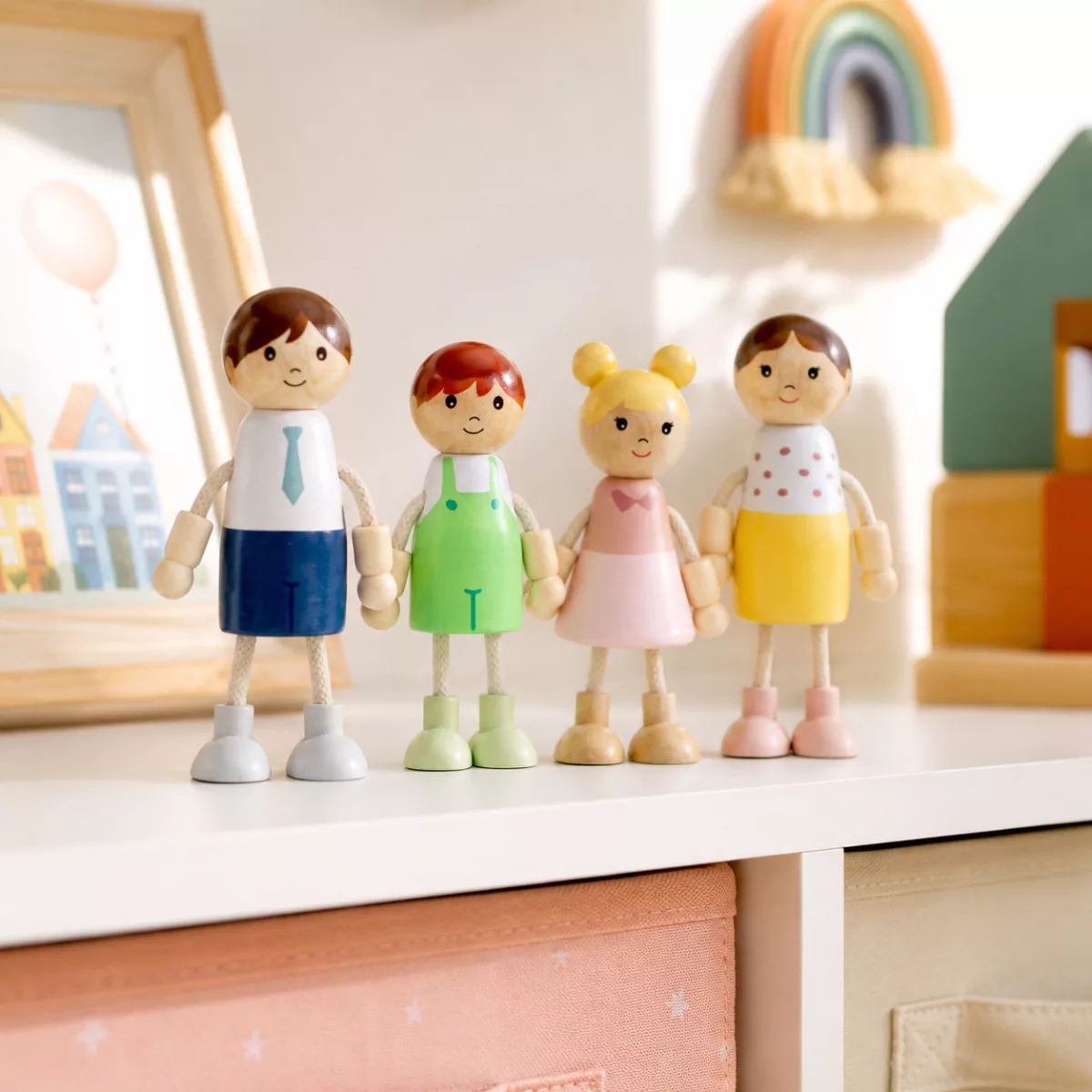 Дървено семейство за къща за кукли New Classic Toys подредено в детска стая 3+