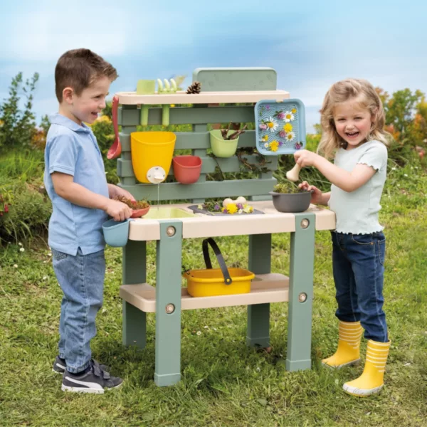 Две деца играят със сензорна кухня Smoby за двор и градина, пластмасова, 3+