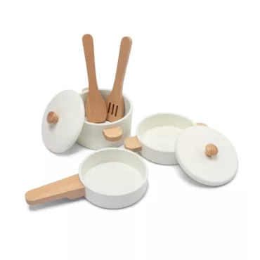 Бял дървен кухненски комплект New Classic Toys с тенджери капаци и прибори 3+