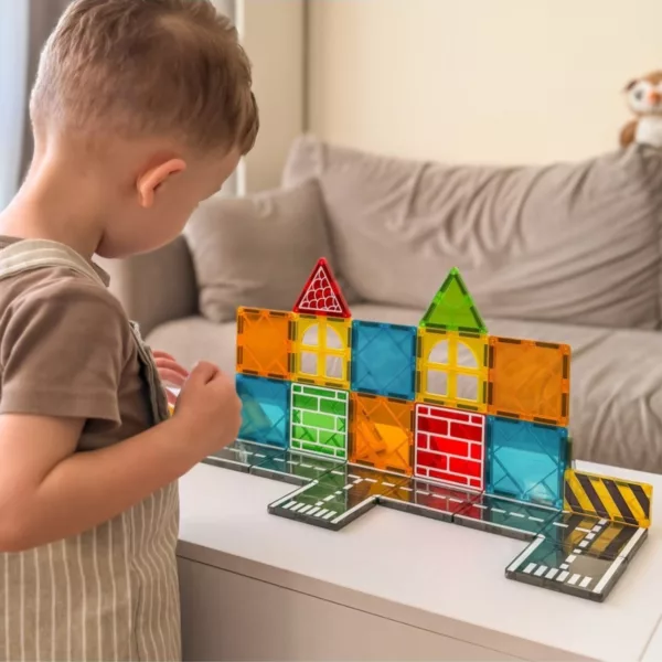 Дете играе с магнитен конструктор Jolly Строителни машини и цветни плочки 3+