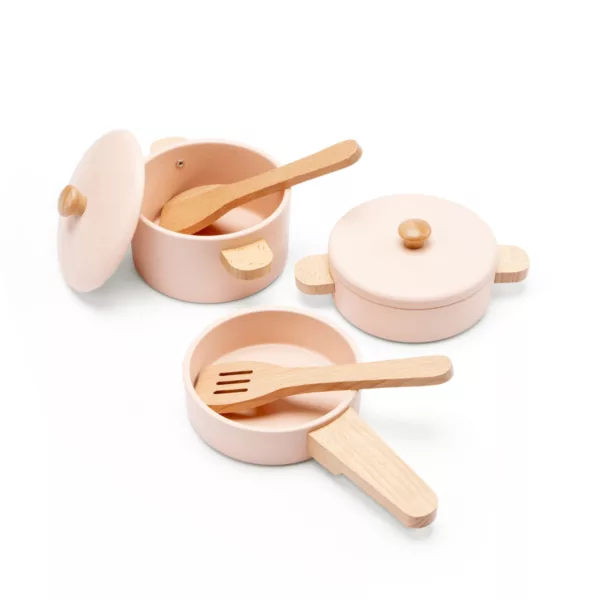 Розови дървени тенджери и тиган New Classic Toys с прибори за детска кухня 3+