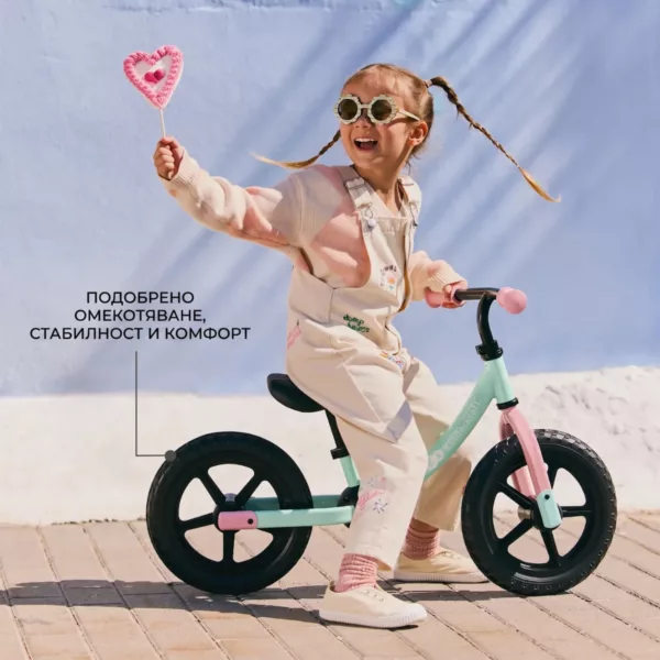 Момиче кара колело за баланс Kinderkraft 2WAY NEXT Candy Mint от 2 години