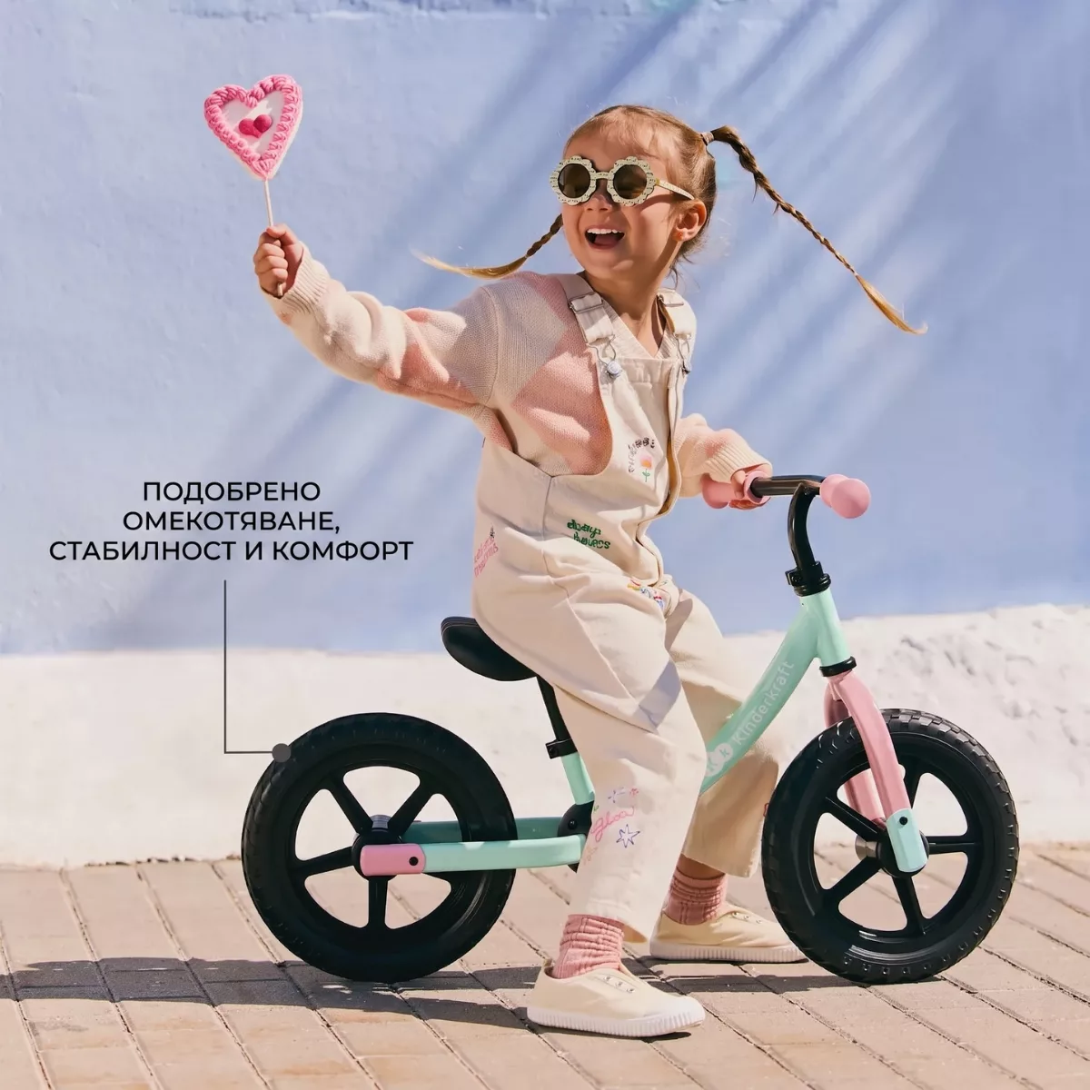 Момиче кара колело за баланс Kinderkraft 2WAY NEXT Candy Mint от 2 години
