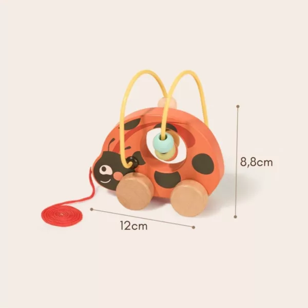 Дървена калинка за дърпане Tooky Toy с червено тяло, лабиринт и обозначени размери 12х8,8 см.